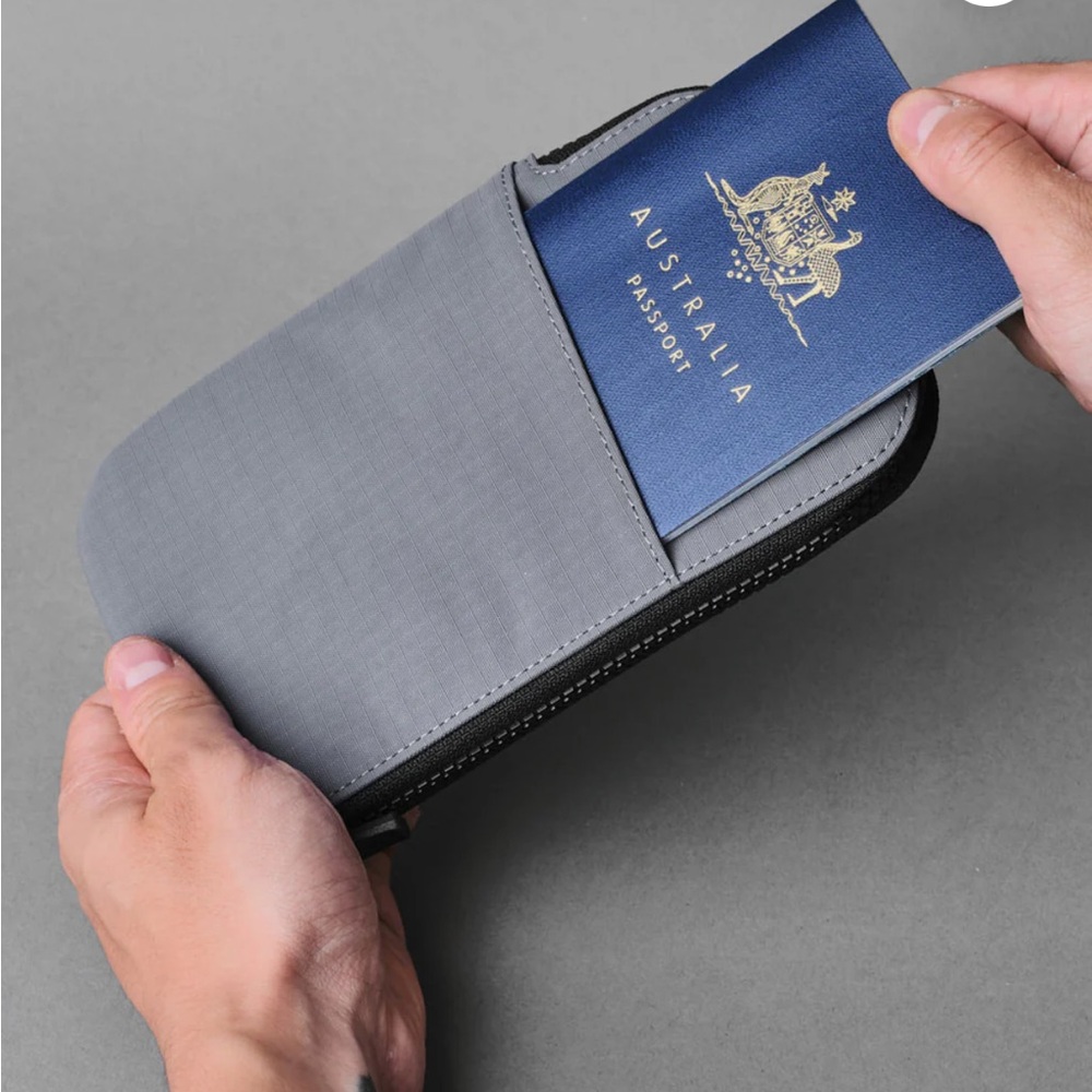 NWT Alpaka Zip Travel Wallet A3 - Picture 3 of 9